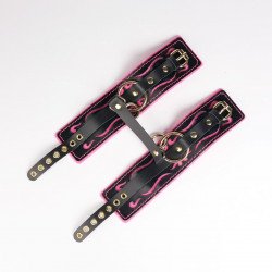 Черные кожаные оковы с розовой строчкой
