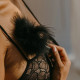Черная перьевая кисточка с гладкой ручкой Caressing Feather