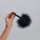 Черная перьевая кисточка с гладкой ручкой Caressing Feather